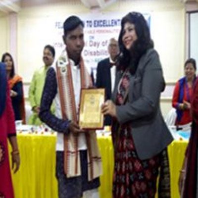 Felicitating and encouraging Divyangs