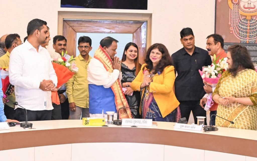 Smt. Jayashree Mohanty Felicitates Hon'ble Chief Minister on Odisha's Recognition as a Top-Performing State by NITI Aayog